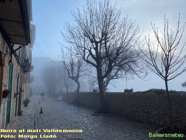 Carrers amb boira a Valldemossa